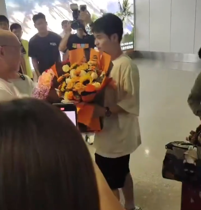 开云官网-林诗栋落地海南妈妈接机！石头全程笑容不断 世排重返前五冲破心魔|世乒赛|男双|国乒|关艳|小石头_新浪体育_新浪新闻